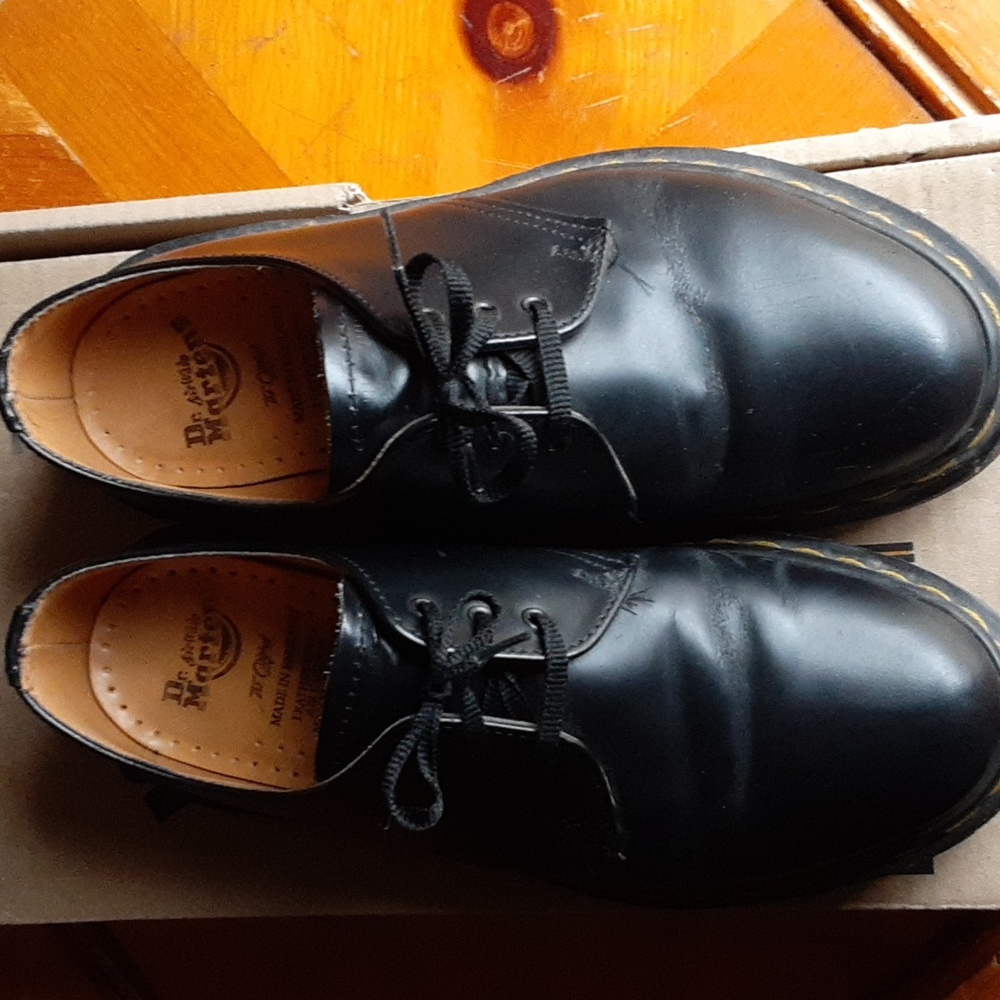 Dr. Martens Gibson shoes